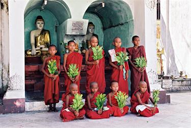 Yangoon,_Myanmar,_009F1040009B_H600