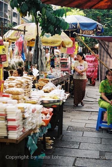 Yangoon,_Myanmar,_015F1040016B_H600