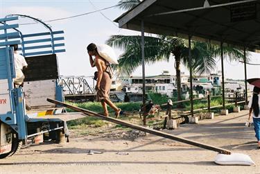 Yangoon,_Myanmar,_F1000028b_H600