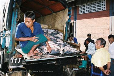 Yangoon,_Myanmar,_F1030018b_H600