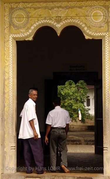 Dambulla_monastery,_Spicy-Farm,_Kandy,_DSC06312B_H600