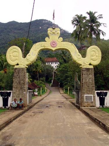 Dambulla_monastery,_Spicy-Farm,_Kandy,_DSC06397B_H600