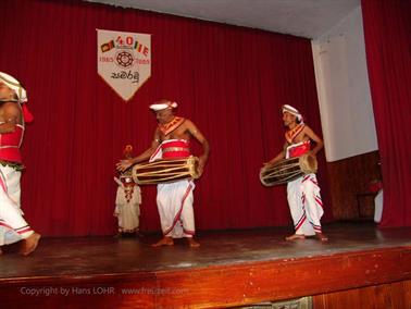 Kandy,_dance_performance,_DSC06724B_H600