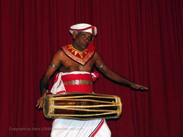 Kandy,_dance_performance,_DSC06725B_H600