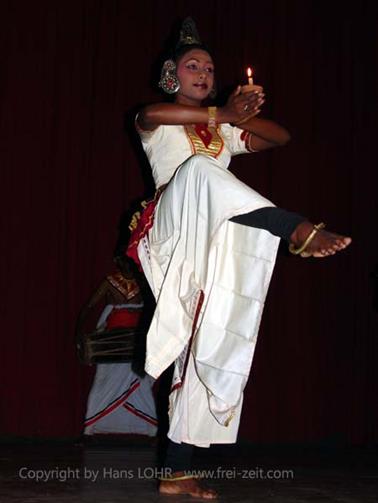 Kandy,_dance_performance,_DSC06729B_H600