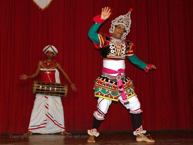 Kandy,_dance_performance,_DSC06732B_H600