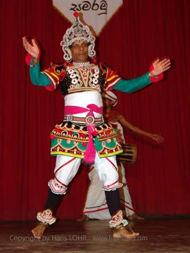 Kandy,_dance_performance,_DSC06734B_H600