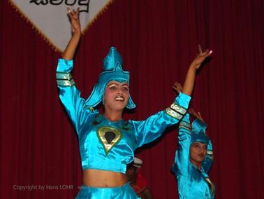 Kandy,_dance_performance,_DSC06738B_H600