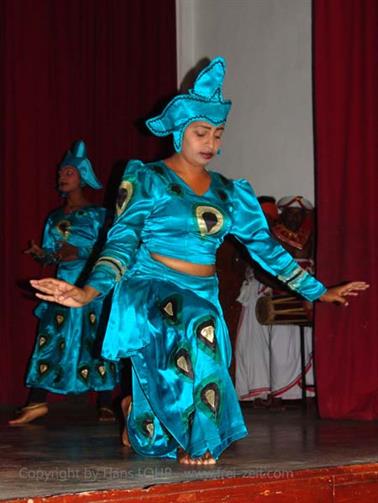 Kandy,_dance_performance,_DSC06739B_H600