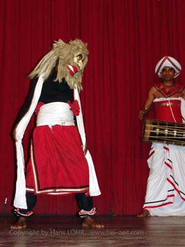 Kandy,_dance_performance,_DSC06740B_H600