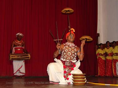 Kandy,_dance_performance,_DSC06745B_H600