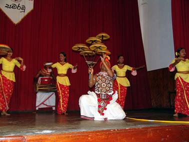 Kandy,_dance_performance,_DSC06746B_H600