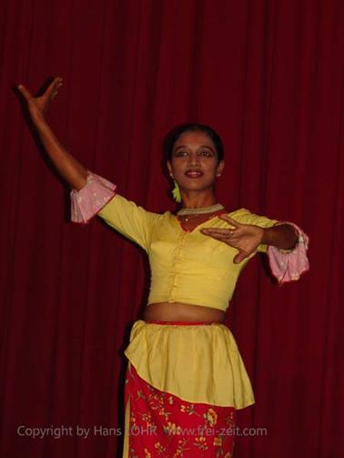 Kandy,_dance_performance,_DSC06747B_H600