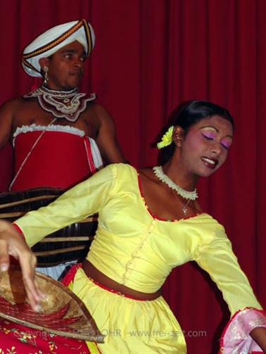 Kandy,_dance_performance,_DSC06749B_H600