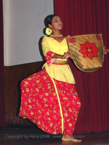 Kandy,_dance_performance,_DSC06751B_H600