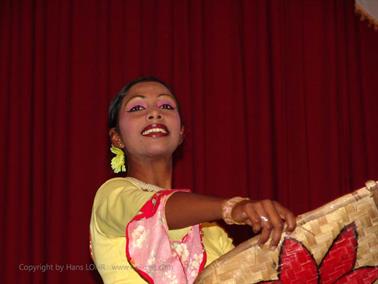 Kandy,_dance_performance,_DSC06753C_H600