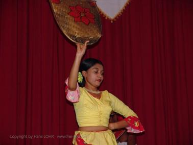 Kandy,_dance_performance,_DSC06754B_H600