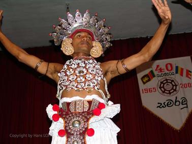 Kandy,_dance_performance,_DSC06760B_H600