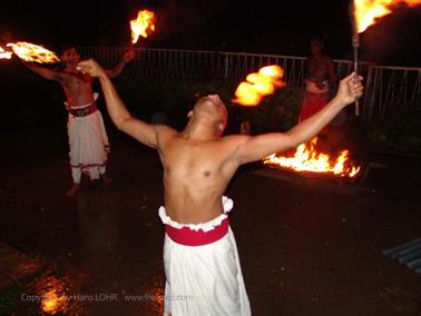 Kandy,_dance_performance,_DSC06771B_H600