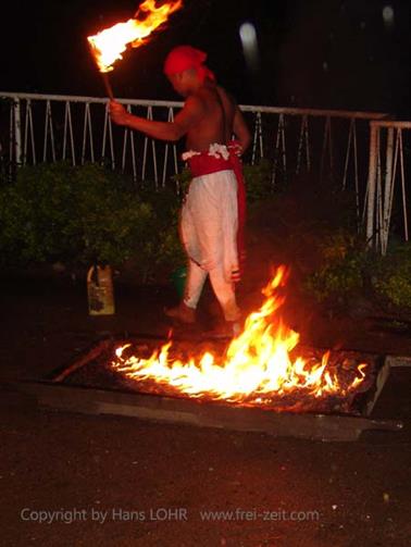 Kandy,_dance_performance,_DSC06774B_H600