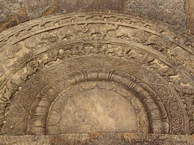 Polonnaruwa,_Minnerya_Watertank,_DSC06139C_H600