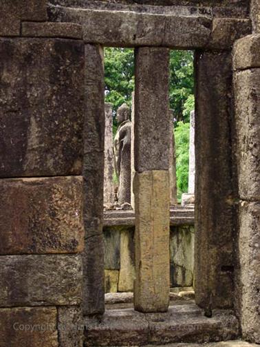 Polonnaruwa,_Minnerya_Watertank,_DSC06145B_H600