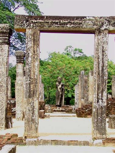 Polonnaruwa,_Minnerya_Watertank,_DSC06146B_H600