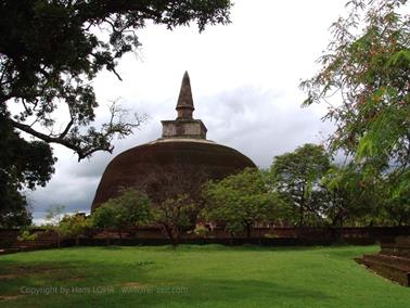 Polonnaruwa,_Minnerya_Watertank,_DSC06151B_H600